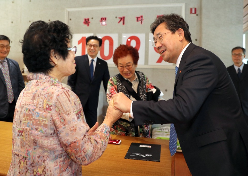박양우 문화체육관광부 장관이 10일 전남 광주시 옛 전남도청 별관에서 열린 ‘옛전남도청복원추진단 현판식’에 참석해 오월단체어머니들과 인사를 나누고 있다.