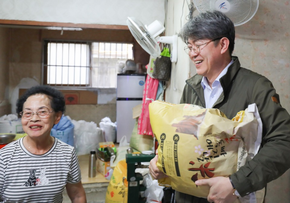 강신욱 통계청장은 9월10일(화) 대전 중구 문창시장을 방문해 직접 제수용품을 구매하며 상인들과 시장현안과 애로사항 등에 대해 대화하였습니다.