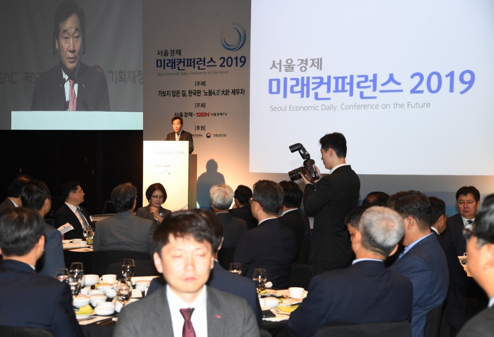 이낙연 국무총리가 18일 신라호텔에서 열린 서울경제 미래콘퍼런스 2019 개막식에 참석, 축사를 하고 있다. 