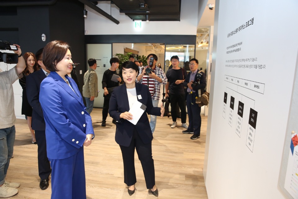 박영선 중소벤처기업부 장관이 한성숙 대표의 안내에 따라 공간 투어를 하고 있다. 