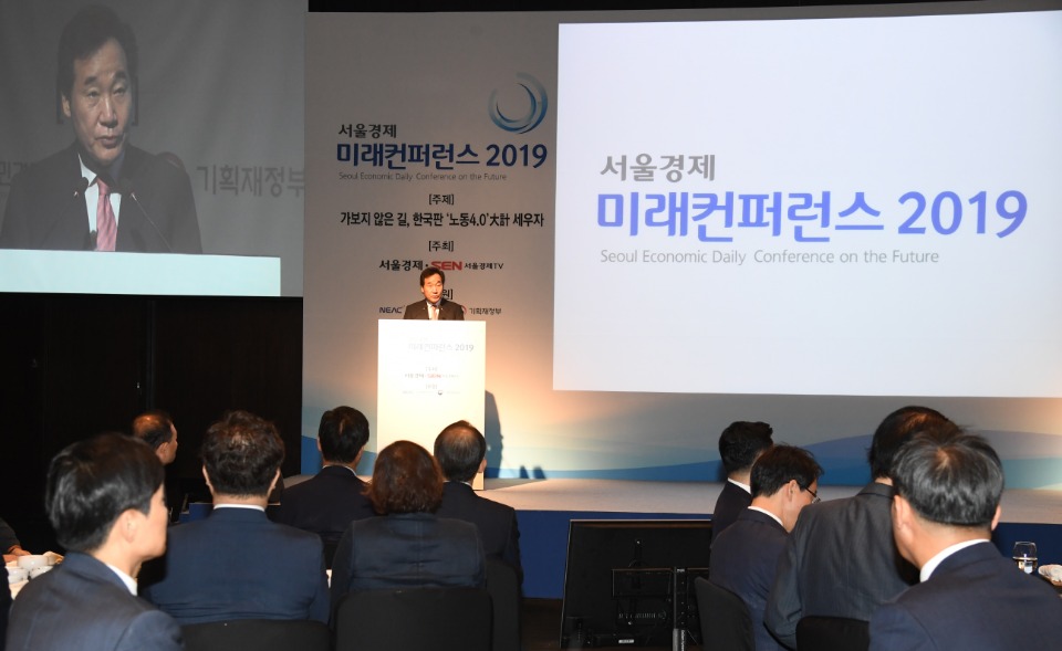 이낙연 국무총리가 18일 신라호텔에서 열린 서울경제 미래콘퍼런스 2019 개막식에 참석, 축사를 하고 있다. 