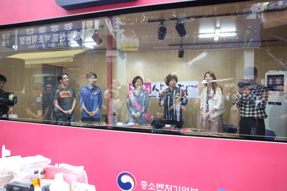 박영선 장관이 서울 신중부시장에서 1인 미디어 오픈 스튜디오를 방문하고 있다.
