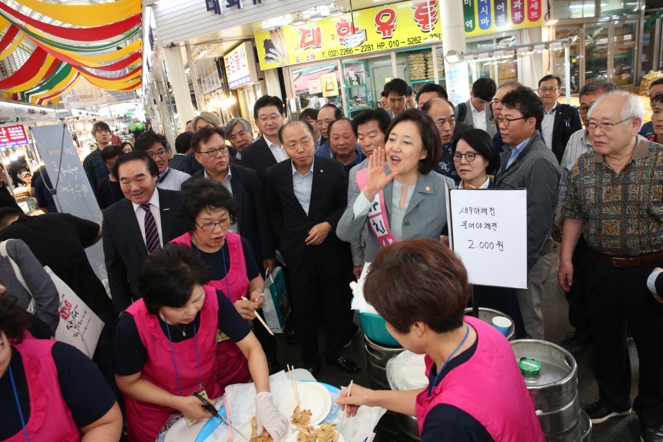 박영선 장관이 서울 신중부시장을 방문하여 돌아보고 있다.