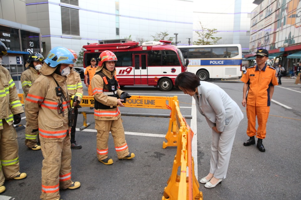 박영선 장관이 서울 제일평화시장 화재현장을 방문해 진화에 힘쓰는 소방관들에게 인사를 하고 있다.

 