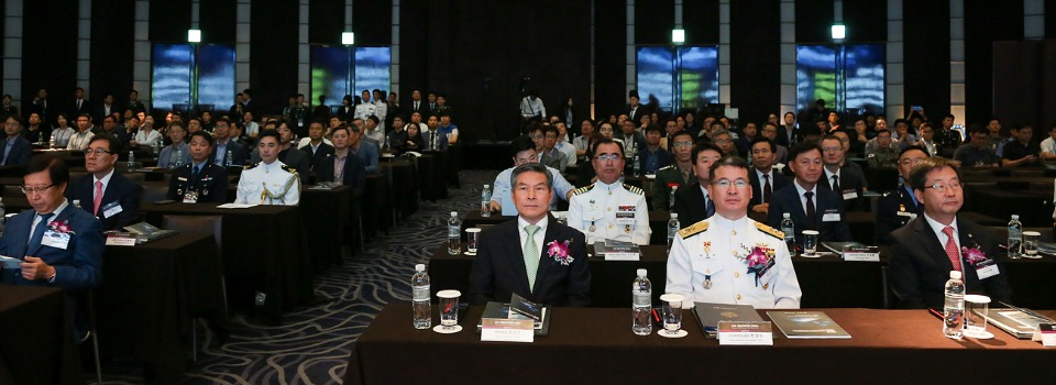 정경두 국방부 장관이 20일 서울 중구 웨스틴조선호텔에서 열린 '2019 국방사이버안보 콘퍼런스'에 참석하고 있다. 