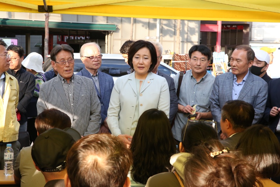 박영선 장관이 서울 제일평화시장 화재현장을 방문해 피해상인들과 대화를 하고 있다.