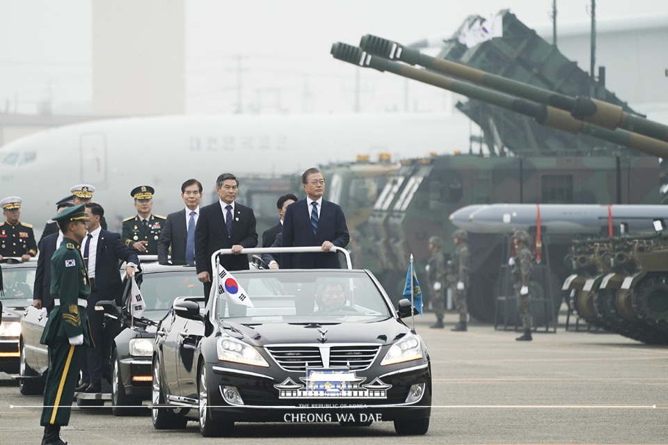 문재인 대통령이 1일 오전 대구 공군기지(제11전투비행단)에서 열린 '제71주년 국군의 날 행사'에서 육,해,공군 전력 지상사열을 받고 있다. 