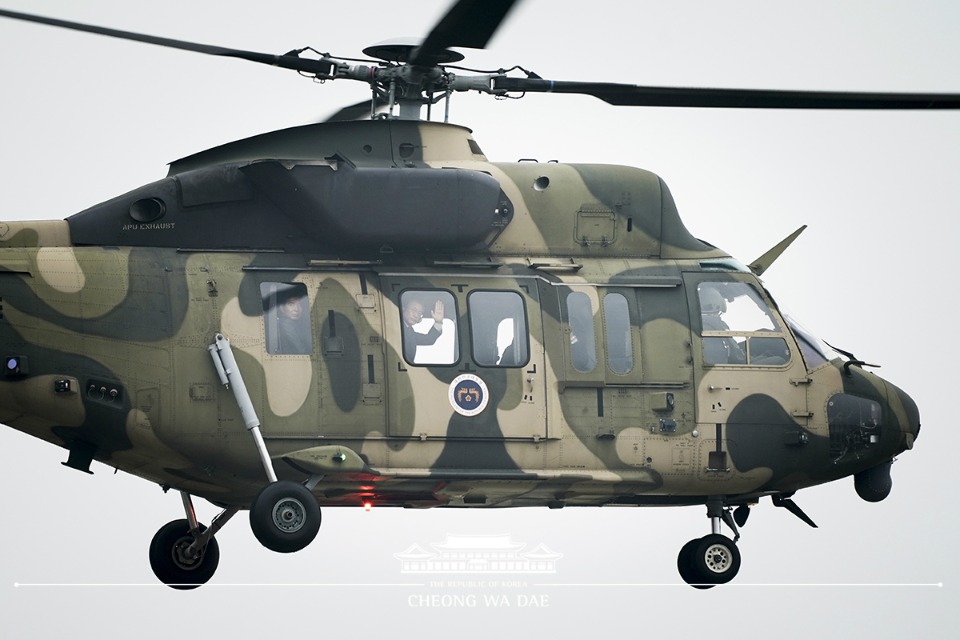 문재인 대통령이 1일 오전 대구 공군기지에서 예정된 제71회 국군의 날 기념식에 참석하기 위해 한국형 기동헬기 ‘수리온’에 탑승하고 있다.