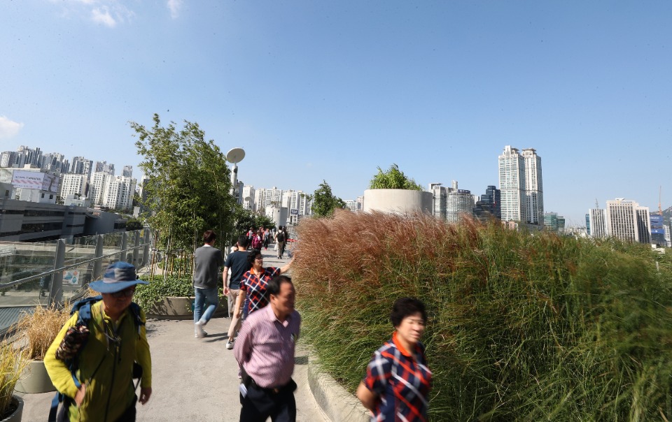 8일 점심 시간, 서울역 고가 보행길 '서울로 7017'을 찾은 시민들이 파란 가을 하늘과 선선한 가을 바람을 맞으며 주변 도심을 둘러보고 있다.