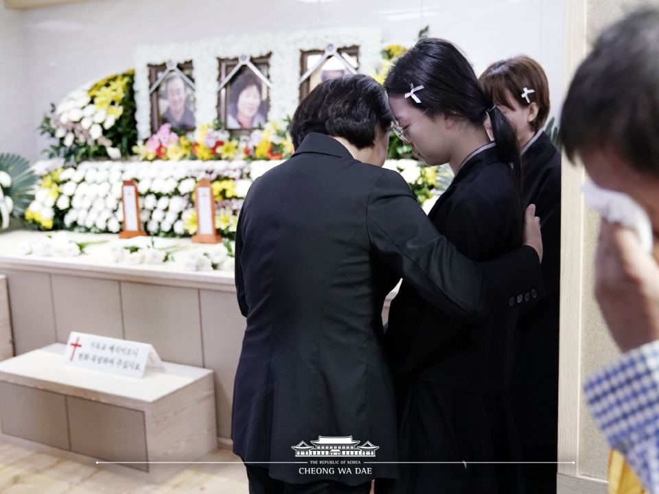 김정숙 여사가 6일 오후 부산 사하구 한 장례식장에 마련된 산사태 희생자 빈소를 찾아 조문하고, 유가족을 위로하고 있다. (사진출처 : 청와대 페이스북)