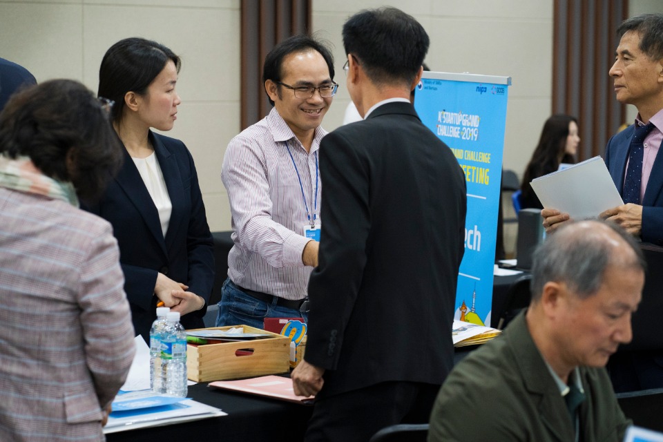 17일, 판교 스타트업 캠퍼스에서 '2019 K-Startup 그랜드챌린지'에 선정된 우수 스타트업과 국내 기업·투자자의 비즈니스 미팅이 개최되고 있다.


