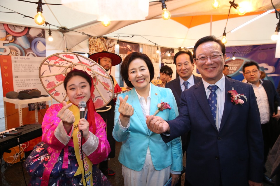  박영선 중소벤처기업부 장관이 18일 울산 동천체육관에서 개최된 '2019 전국우수시장박람회'에 참석하고 있다.
