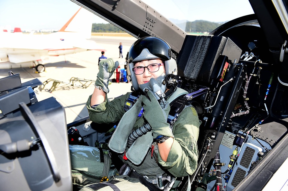제7기 국민조종사 7명이 10월 19일(토) 오전 서울공항에서 공군이 운용하는 국산항공기 T-50, FA-50으로 각각 비행탑승을 실시하였다. 대한민국 공군은 창군 70주년을 맞아 공군에 대한 국민들의 이해를 높이고 국산 항공기의 우수성을 알리기 위해 선발한 '제7기 국민조종사' 7명을 임명했다.
<br/>
국민조종사는 대한민국 영공을 수호하는 공군의 임무를 국민들에게 소개하고 국민이 직접 공군 국산항공기를 타고 공군조종사의 비행임무를 체험하는 제도로, 올해는 공군 창군70주년을 맞아 인터넷 공모를 통해 7명을 선발하였다.