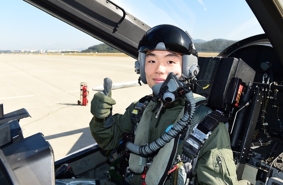 제7기 국민조종사 7명이 10월 19일(토) 오전 서울공항에서 공군이 운용하는 국산항공기 T-50, FA-50으로 각각 비행탑승을 실시하였다. 대한민국 공군은 창군 70주년을 맞아 공군에 대한 국민들의 이해를 높이고 국산 항공기의 우수성을 알리기 위해 선발한 '제7기 국민조종사' 7명을 임명했다.
<br/>
국민조종사는 대한민국 영공을 수호하는 공군의 임무를 국민들에게 소개하고 국민이 직접 공군 국산항공기를 타고 공군조종사의 비행임무를 체험하는 제도로, 올해는 공군 창군70주년을 맞아 인터넷 공모를 통해 7명을 선발하였다.