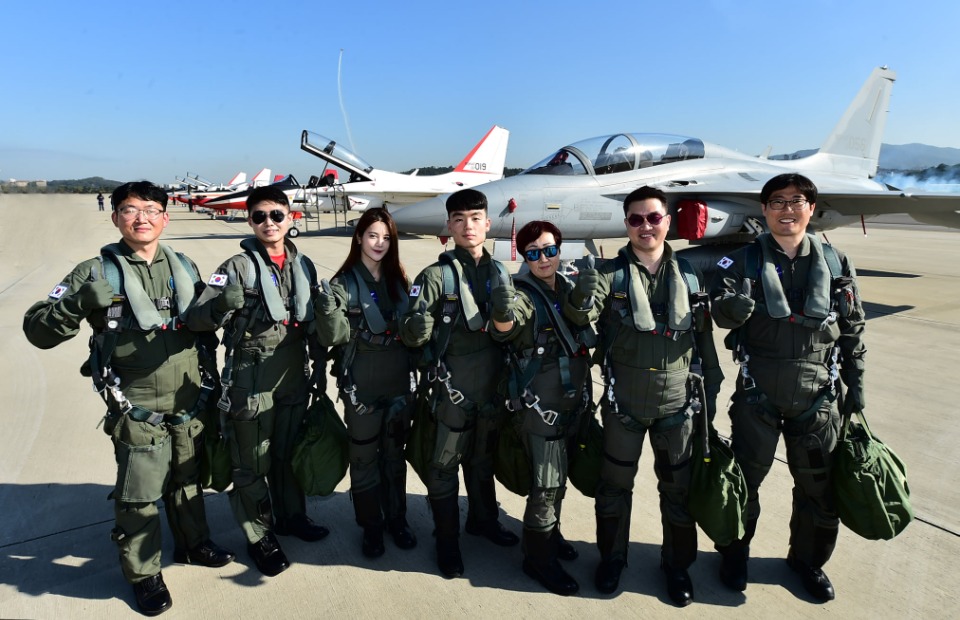 제7기 국민조종사 7명이 10월 19일(토) 오전 서울공항에서 공군이 운용하는 국산항공기 T-50, FA-50으로 각각 비행탑승을 실시하였다. 대한민국 공군은 창군 70주년을 맞아 공군에 대한 국민들의 이해를 높이고 국산 항공기의 우수성을 알리기 위해 선발한 '제7기 국민조종사' 7명을 임명했다.
<br/>
국민조종사는 대한민국 영공을 수호하는 공군의 임무를 국민들에게 소개하고 국민이 직접 공군 국산항공기를 타고 공군조종사의 비행임무를 체험하는 제도로, 올해는 공군 창군70주년을 맞아 인터넷 공모를 통해 7명을 선발하였다.