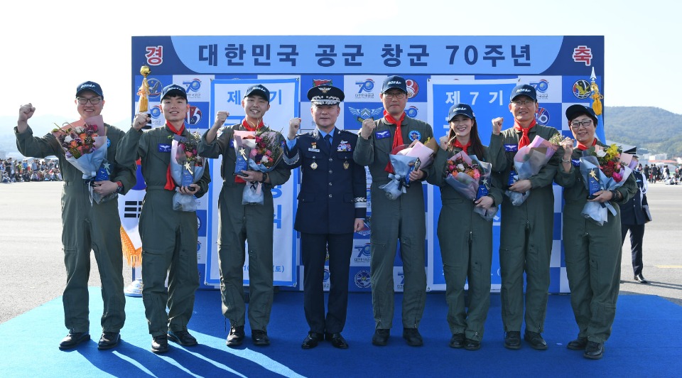 제7기 국민조종사 7명이 10월 19일(토) 오전 서울공항에서 공군이 운용하는 국산항공기 T-50, FA-50으로 각각 비행탑승을 실시하였다. 대한민국 공군은 창군 70주년을 맞아 공군에 대한 국민들의 이해를 높이고 국산 항공기의 우수성을 알리기 위해 선발한 '제7기 국민조종사' 7명을 임명했다.
<br/>
국민조종사는 대한민국 영공을 수호하는 공군의 임무를 국민들에게 소개하고 국민이 직접 공군 국산항공기를 타고 공군조종사의 비행임무를 체험하는 제도로, 올해는 공군 창군70주년을 맞아 인터넷 공모를 통해 7명을 선발하였다.