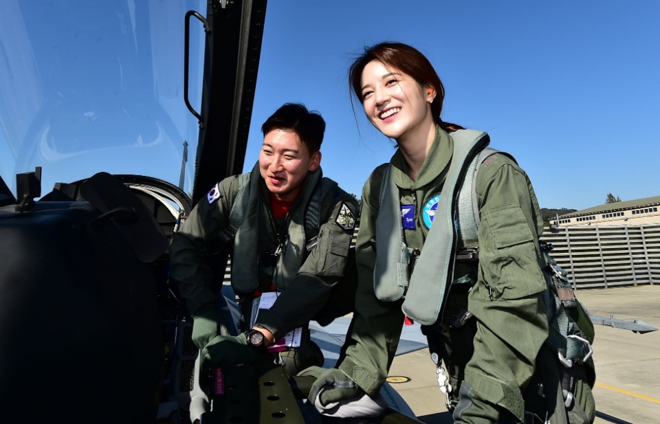 제7기 국민조종사 7명이 10월 19일(토) 오전 서울공항에서 공군이 운용하는 국산항공기 T-50, FA-50으로 각각 비행탑승을 실시하였다. 대한민국 공군은 창군 70주년을 맞아 공군에 대한 국민들의 이해를 높이고 국산 항공기의 우수성을 알리기 위해 선발한 '제7기 국민조종사' 7명을 임명했다.
<br/>
국민조종사는 대한민국 영공을 수호하는 공군의 임무를 국민들에게 소개하고 국민이 직접 공군 국산항공기를 타고 공군조종사의 비행임무를 체험하는 제도로, 올해는 공군 창군70주년을 맞아 인터넷 공모를 통해 7명을 선발하였다.