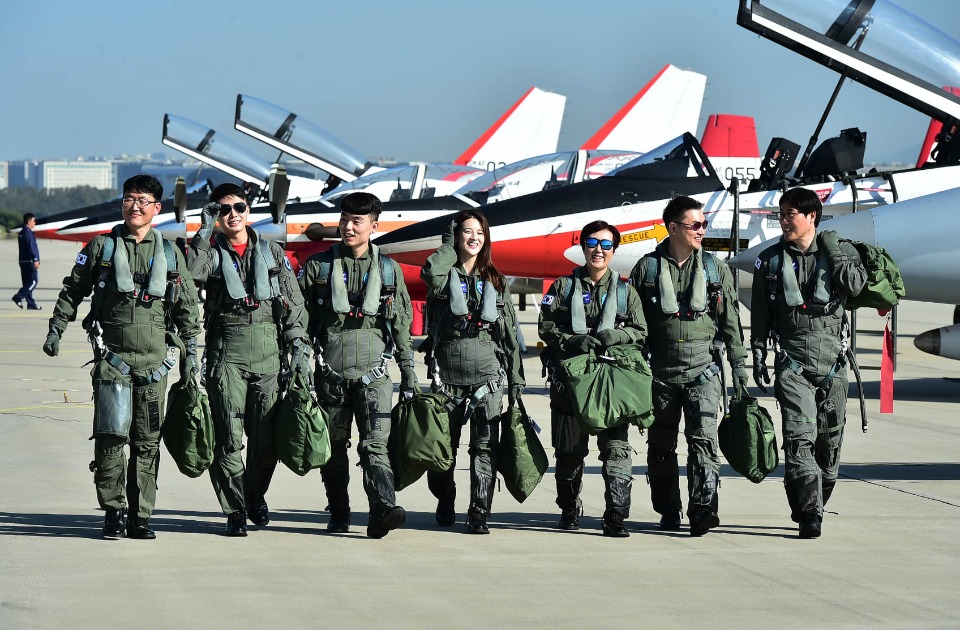 제7기 국민조종사 7명이 10월 19일(토) 오전 서울공항에서 공군이 운용하는 국산항공기 T-50, FA-50으로 각각 비행탑승을 실시하였다. 대한민국 공군은 창군 70주년을 맞아 공군에 대한 국민들의 이해를 높이고 국산 항공기의 우수성을 알리기 위해 선발한 '제7기 국민조종사' 7명을 임명했다.
<br/>
국민조종사는 대한민국 영공을 수호하는 공군의 임무를 국민들에게 소개하고 국민이 직접 공군 국산항공기를 타고 공군조종사의 비행임무를 체험하는 제도로, 올해는 공군 창군70주년을 맞아 인터넷 공모를 통해 7명을 선발하였다.