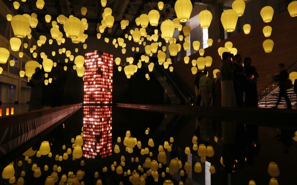 23일 광주 동구 국립아시아문화전당에서 열린 ‘2019 한·아세안 특별문화장관회의 환영만찬에 앞서 대표단들이 아세안의 빛, 하나의 공동체‘ 전시를 관람하고 있다.