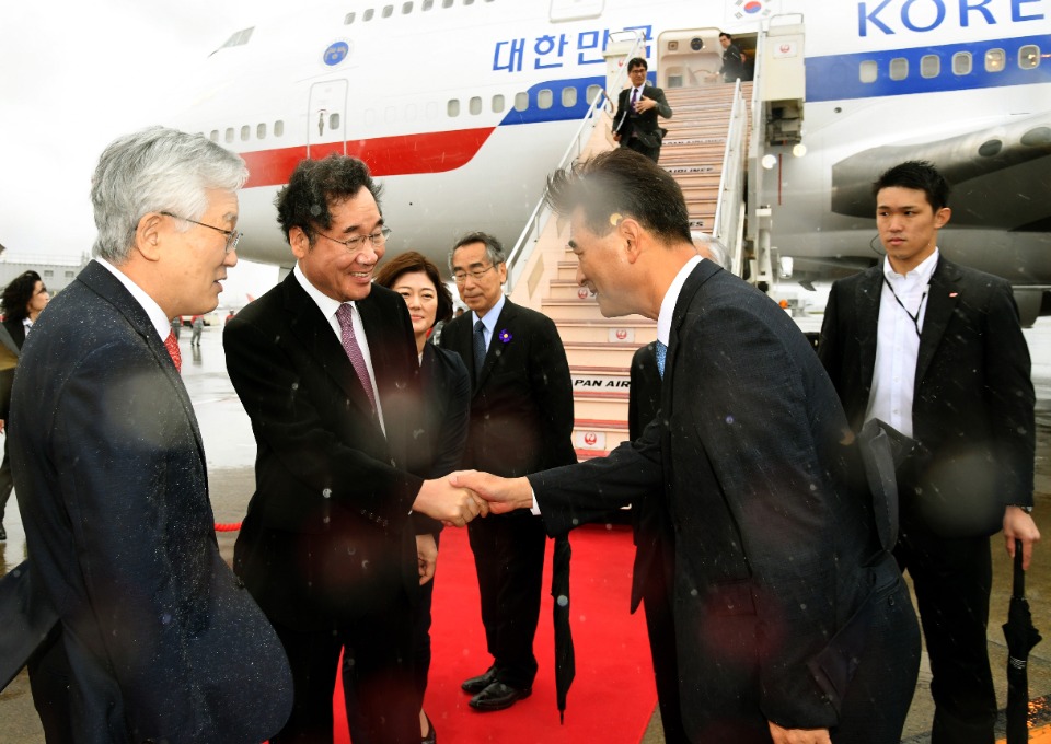 日 나루히토 천황 즉위식 참석차 일본을 방문중인, 이낙연 국무총리가 22일 하네다 공항에 도착, 환영인사를 받고 있다. 