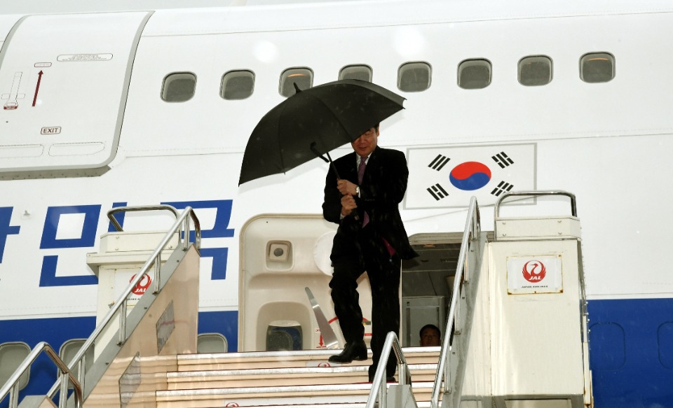 日 나루히토 천황 즉위식 참석차 일본을 방문중인, 이낙연 국무총리가 22일 하네다 공항에 도착, 환영인사를 받고 있다. 