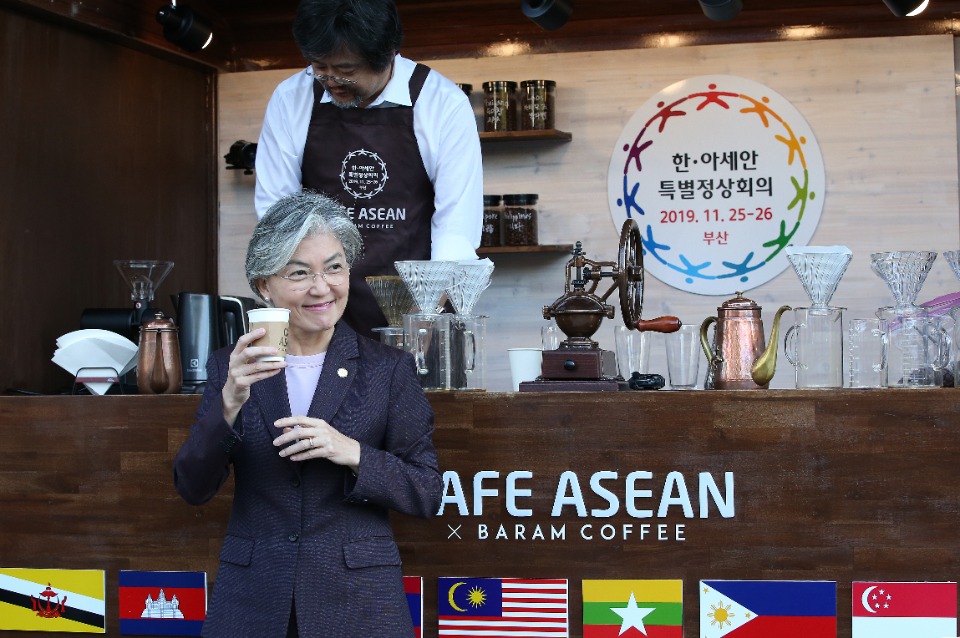 25일 서울 동아미디어센터 앞에서 2019 한-아세안 특별정상회의의 ‘동행, 평화와 번영’의 메시지를 전달하는 ‘2019 한-아세안 커피 트럭,  CAFE ASEAN 운영’ 행사가 열렸다. 이날 강경화 외교통상부 장관이  말레이시아 및 인도네시아 유학생들에게 커피도 나눠주고 기념촬영도 함께 했다.