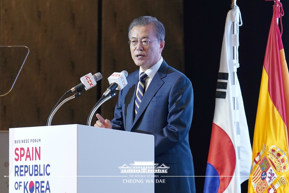 문재인 대통령이 24일 오전 서울 포시즌스 호텔에서 열린 ‘한·스페인 비즈니스 포럼’에서 기조연설을 하고 있다. 