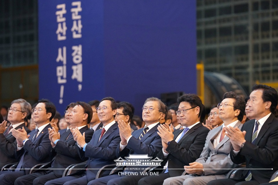 문재인 대통령이 24일 전북 군산시 명신 군산공장에서 열린 전북 군산형 일자리 상생협약식에 참석해 박수를 치고 있다.