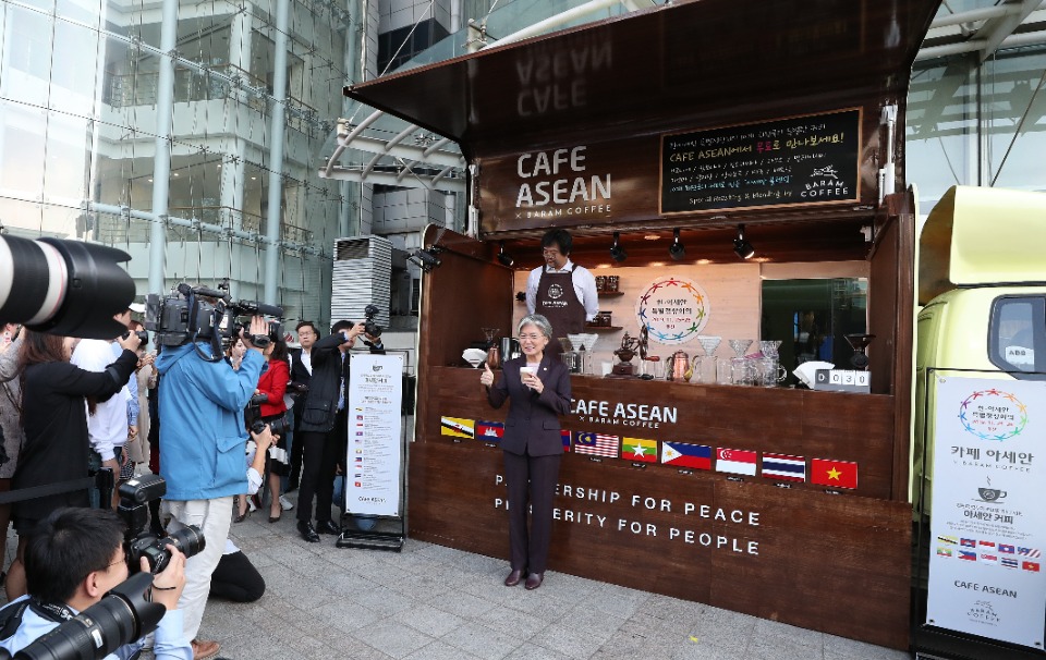 25일 서울 동아미디어센터 앞에서 2019 한-아세안 특별정상회의의 ‘동행, 평화와 번영’의 메시지를 전달하는 ‘2019 한-아세안 커피 트럭,  CAFE ASEAN 운영’ 행사가 열렸다. 이날 강경화 외교통상부 장관이  말레이시아 및 인도네시아 유학생들에게 커피도 나눠주고 기념촬영도 함께 했다.