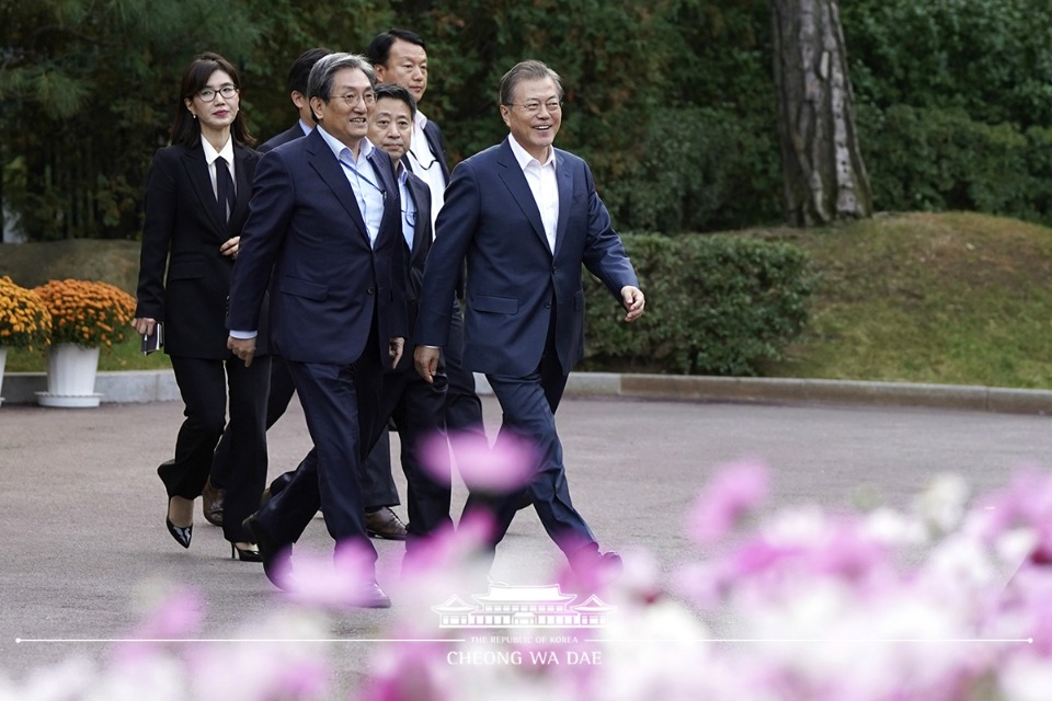 문재인 대통령이 25일 청와대 녹지원에서 열린 출입기자단 초청행사에 참석하고 있다.