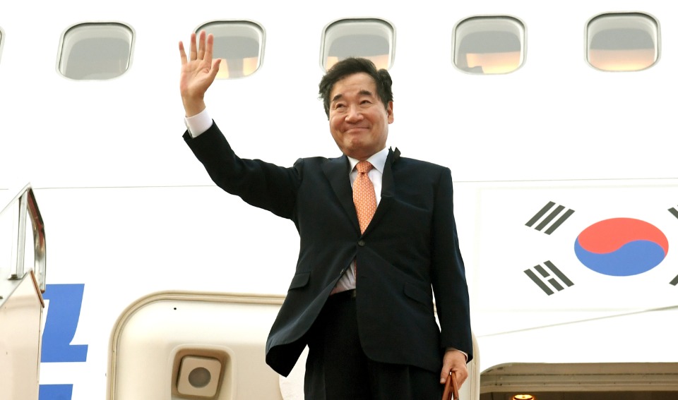 일본을 방문중인 이낙연 국무총리가 24일 하네다 공항에서 출국 환송인사를 받고 있다. 