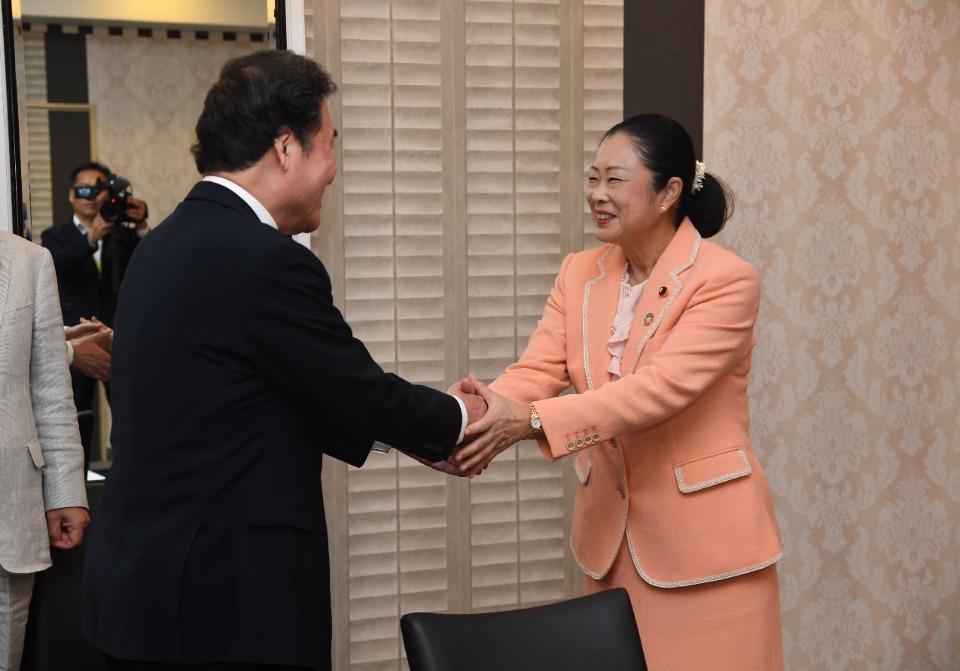 일본을 방문중인 이낙연 국무총리가 24일 뉴오타니 호텔에서 쓰치야 시나코 중의원을 접견, 인사 및 환담을 나누고 있다. 