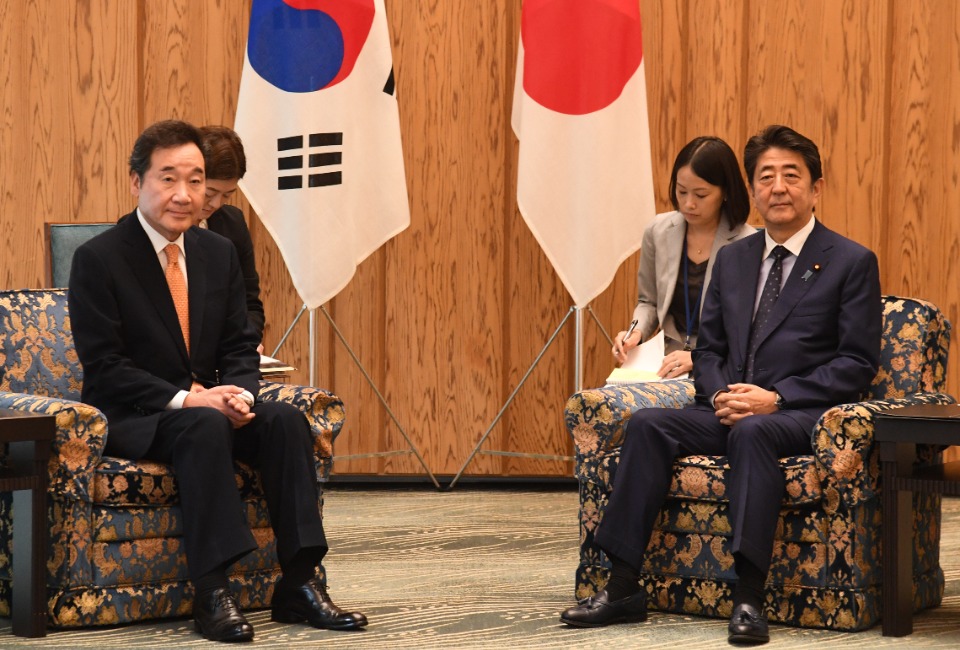 일본을 방문중인 이낙연 국무총리가 24일 도쿄 총리관저에서 아베 신조 총리와 면담을 나누고 있다. 