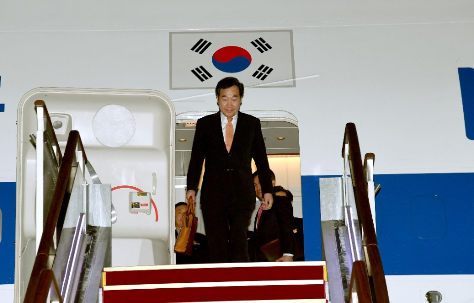 이낙연 국무총리가 24일 일본 방문을 마치고 성남 서울공항에 도착하고 있다. 