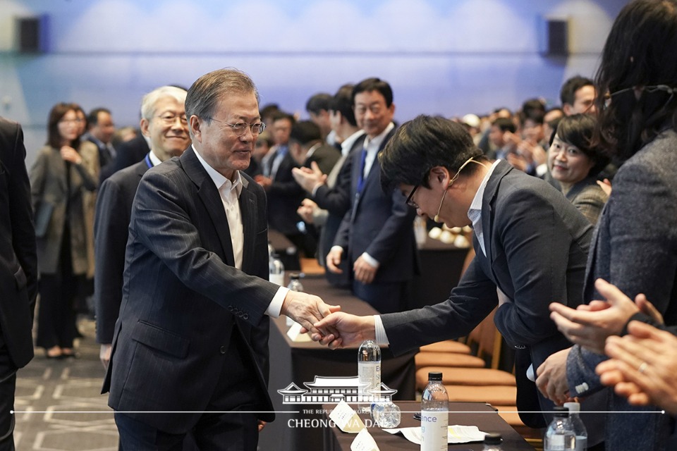 문재인 대통령이 28일 서울 강남구 코엑스에서 열린 국내 최대 규모의 인공지능(AI) 주제 회의인 ‘DEVIEW 2019’에 참석, 관계자들과 인사를 나누고 있다. 