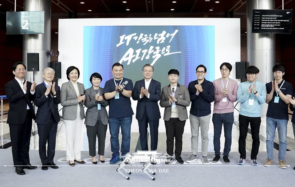 문재인 대통령이 28일 오전 서울 강남구 삼성동 코엑스에서 열린 인공지능 콘퍼런스 '데뷰(DEVIEW) 2019'에서 한성숙 네이버 대표(왼쪽 네번째) 등 참석자들이 4족보행 로봇 미니치타와 기념촬영을 하고 있다.