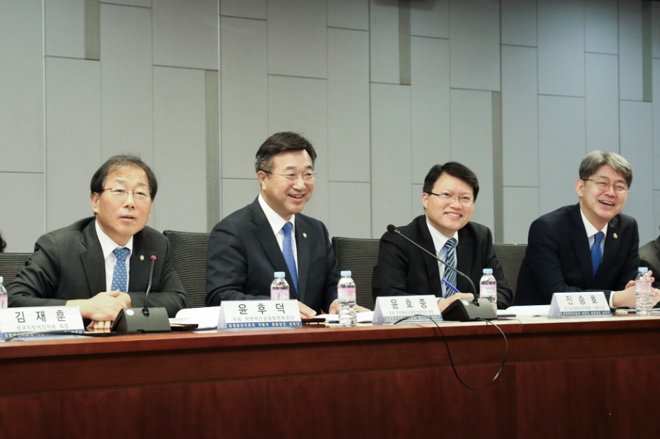 통계청(청장 강신욱)은 10월 30일(수) 서울 영등포구 국회의사당 의원회관에서 열린 '균형발전지표의 개발과 활용방안 세미나'에 참석하여 축사를 전했다.