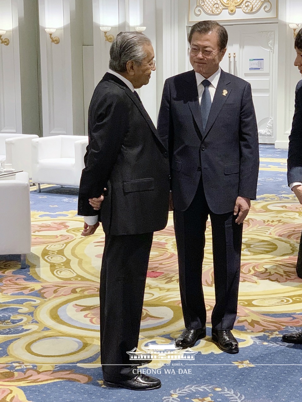 문재인 대통령과 마하티르 모하맛 말레이시아 총리가 3일(현지시간) 태국 노보텔 방콕 임팩트에서 열린 아세안 관련 정상회의 갈라만찬에 참석해 대화를 하고 있다.