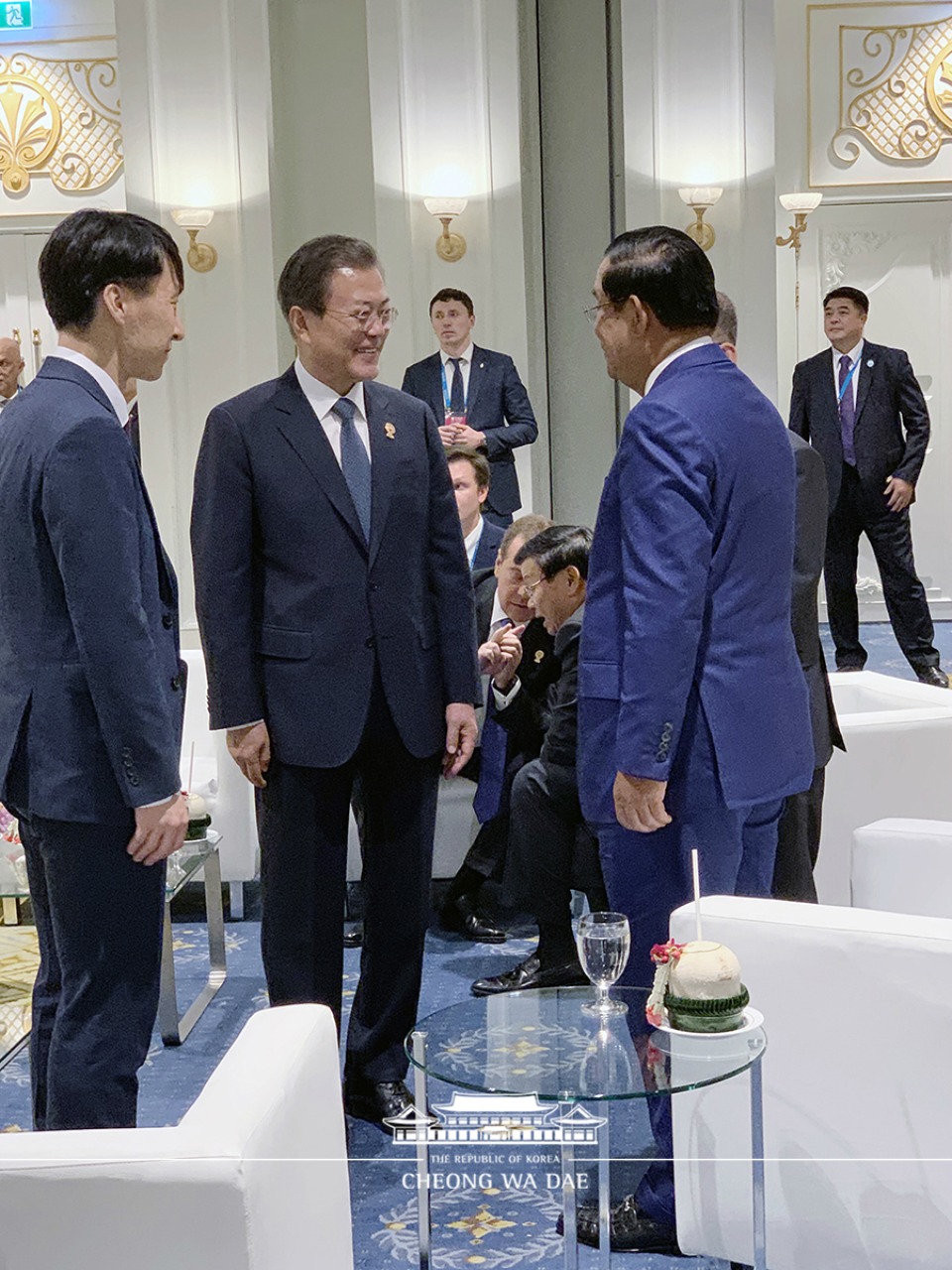 문재인 대통령과 훈 센 캄보디아 총리가 3일(현지시간) 태국 노보텔 방콕 임팩트에서 열린 아세안 관련 정상회의 갈라만찬에 참석해 대화를 하고 있다.