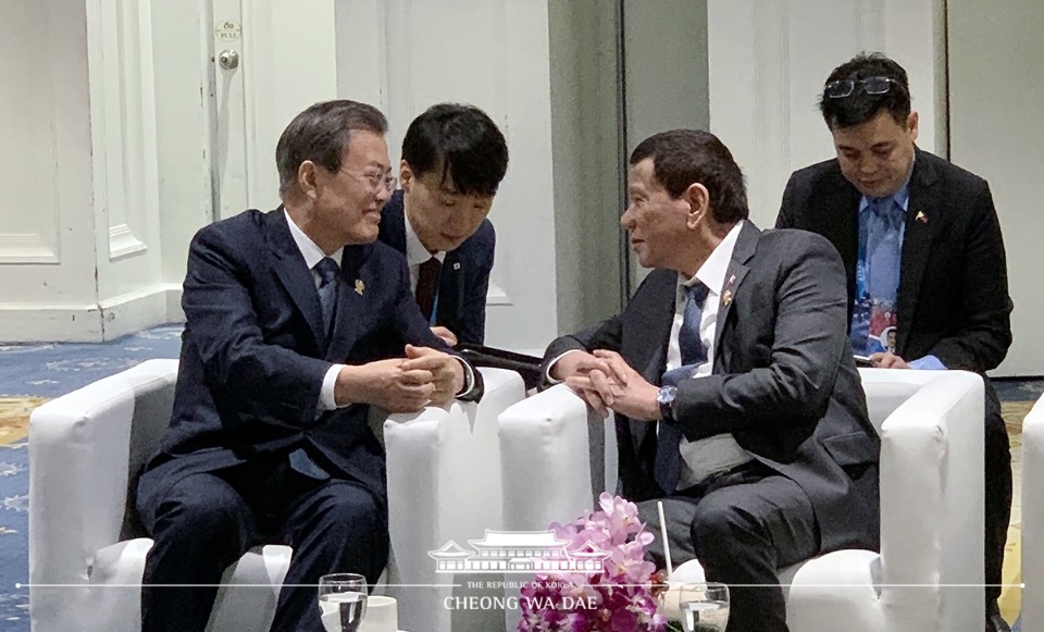 문재인 대통령과 로드리고 두테르테 필리핀 대통령이 3일(현지시간) 태국 노보텔 방콕 임팩트에서 열린 아세안 관련 정상회의 갈라만찬에 참석해 대화를 하고 있다.