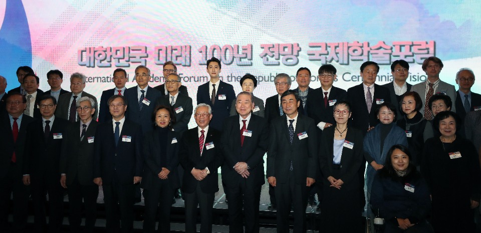 7일 서울 연세대 백양누리 그랜드볼룸에서 3.1 운동 및 대한민국임시정부 수립 100주년을 기념하여 ‘대한민국 미래 100년 전망 국제학술포럼’이 열렸다. 이날 한완상 3.1운동 및 대한민국임시정부 수립 100주년 기념사업추진위원회 위원장의 개회사, 문정인 대통령통일외교안보특별보좌관의 기조연설, ‘갈등과 분단에서 평화와 상생으로’라는 주제로 세션별 토론이 진행되었다.