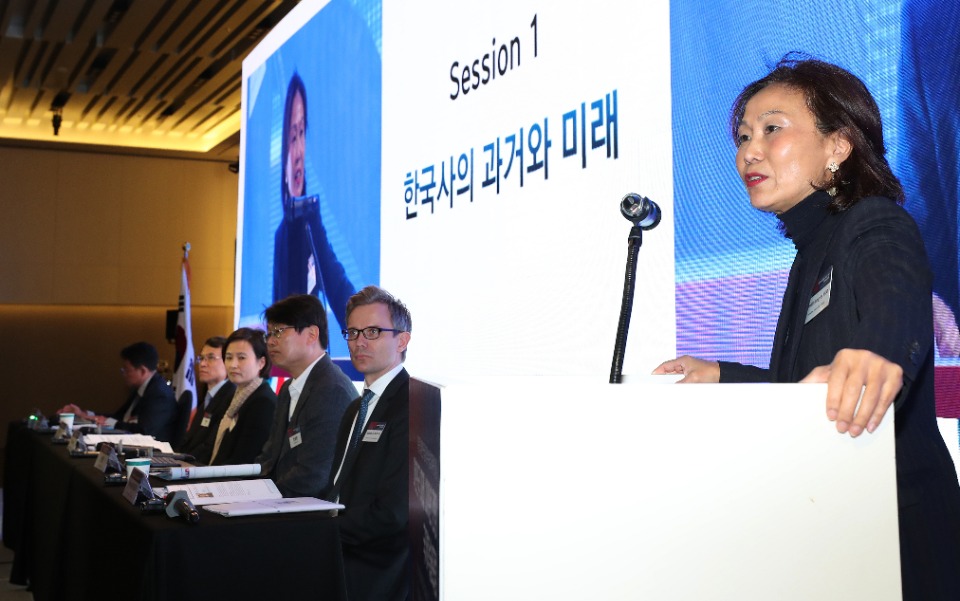 7일 서울 연세대 백양누리 그랜드볼룸에서 3.1 운동 및 대한민국임시정부 수립 100주년을 기념하여 ‘대한민국 미래 100년 전망 국제학술포럼’이 열렸다. 이날 한완상 3.1운동 및 대한민국임시정부 수립 100주년 기념사업추진위원회 위원장의 개회사, 문정인 대통령통일외교안보특별보좌관의 기조연설, ‘갈등과 분단에서 평화와 상생으로’라는 주제로 세션별 토론이 진행되었다.