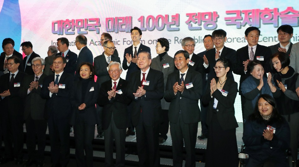 7일 서울 연세대 백양누리 그랜드볼룸에서 3.1 운동 및 대한민국임시정부 수립 100주년을 기념하여 ‘대한민국 미래 100년 전망 국제학술포럼’이 열렸다. 이날 한완상 3.1운동 및 대한민국임시정부 수립 100주년 기념사업추진위원회 위원장의 개회사, 문정인 대통령통일외교안보특별보좌관의 기조연설, ‘갈등과 분단에서 평화와 상생으로’라는 주제로 세션별 토론이 진행되었다.