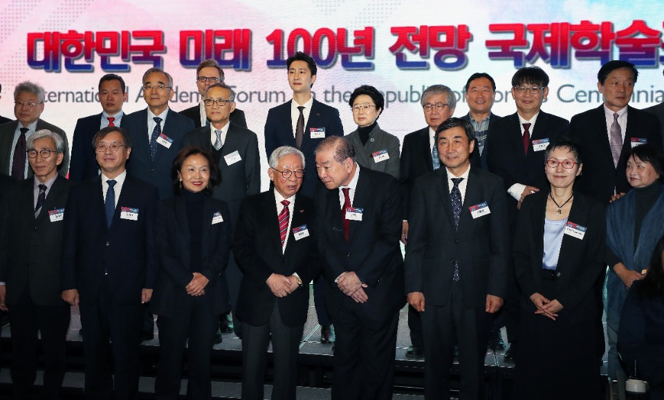 7일 서울 연세대 백양누리 그랜드볼룸에서 3.1 운동 및 대한민국임시정부 수립 100주년을 기념하여 ‘대한민국 미래 100년 전망 국제학술포럼’이 열렸다. 이날 한완상 3.1운동 및 대한민국임시정부 수립 100주년 기념사업추진위원회 위원장의 개회사, 문정인 대통령통일외교안보특별보좌관의 기조연설, ‘갈등과 분단에서 평화와 상생으로’라는 주제로 세션별 토론이 진행되었다.