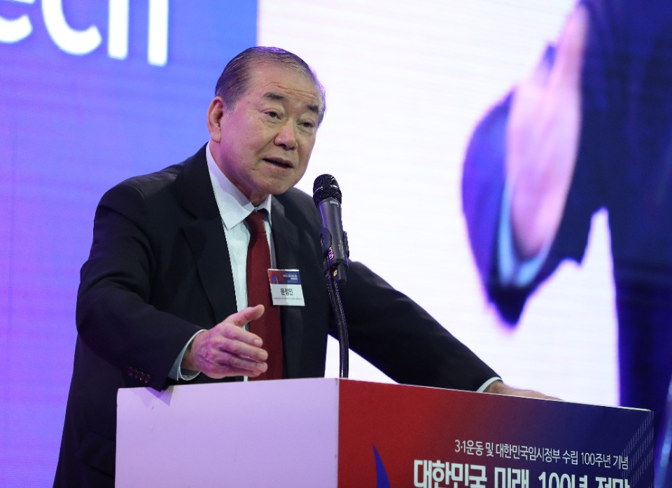 7일 서울 연세대 백양누리 그랜드볼룸에서 3.1 운동 및 대한민국임시정부 수립 100주년을 기념하여 ‘대한민국 미래 100년 전망 국제학술포럼’이 열렸다. 이날 한완상 3.1운동 및 대한민국임시정부 수립 100주년 기념사업추진위원회 위원장의 개회사, 문정인 대통령통일외교안보특별보좌관의 기조연설, ‘갈등과 분단에서 평화와 상생으로’라는 주제로 세션별 토론이 진행되었다.