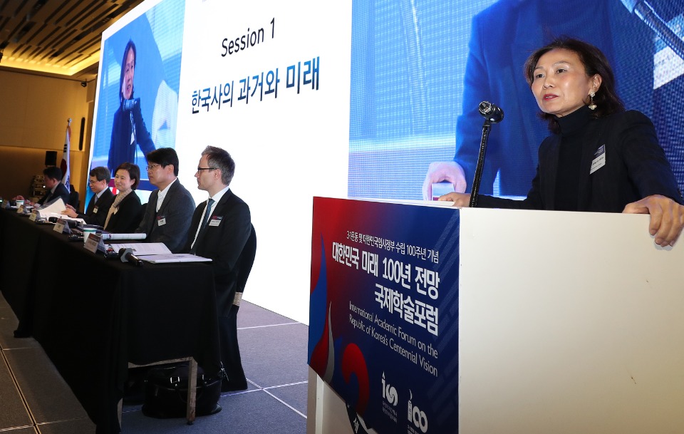 7일 서울 연세대 백양누리 그랜드볼룸에서 3.1 운동 및 대한민국임시정부 수립 100주년을 기념하여 ‘대한민국 미래 100년 전망 국제학술포럼’이 열렸다. 이날 한완상 3.1운동 및 대한민국임시정부 수립 100주년 기념사업추진위원회 위원장의 개회사, 문정인 대통령통일외교안보특별보좌관의 기조연설, ‘갈등과 분단에서 평화와 상생으로’라는 주제로 세션별 토론이 진행되었다.