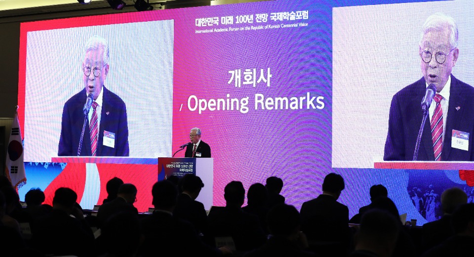 7일 서울 연세대 백양누리 그랜드볼룸에서 3.1 운동 및 대한민국임시정부 수립 100주년을 기념하여 ‘대한민국 미래 100년 전망 국제학술포럼’이 열렸다. 이날 한완상 3.1운동 및 대한민국임시정부 수립 100주년 기념사업추진위원회 위원장의 개회사, 문정인 대통령통일외교안보특별보좌관의 기조연설, ‘갈등과 분단에서 평화와 상생으로’라는 주제로 세션별 토론이 진행되었다.