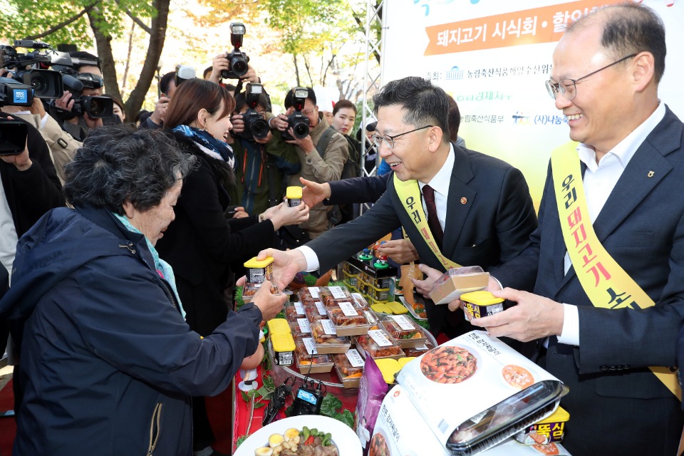 김현수 농림축산식품부 장관은 2019년 11월 8일(금) 서울 여의도 국회도서관에서 개최된 돼지고기 소비촉진 행사에 참석했다.