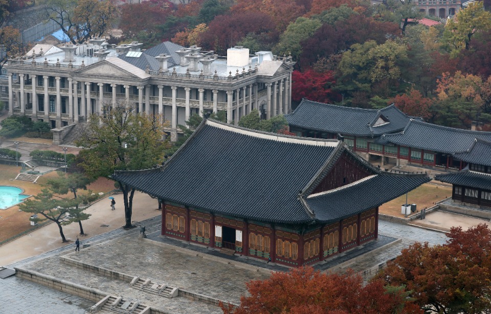 가을비가 조금 내린 15일 오후, 서울 중구 덕수궁에 단풍이 점점 갈색으로 변하고 있다. 
