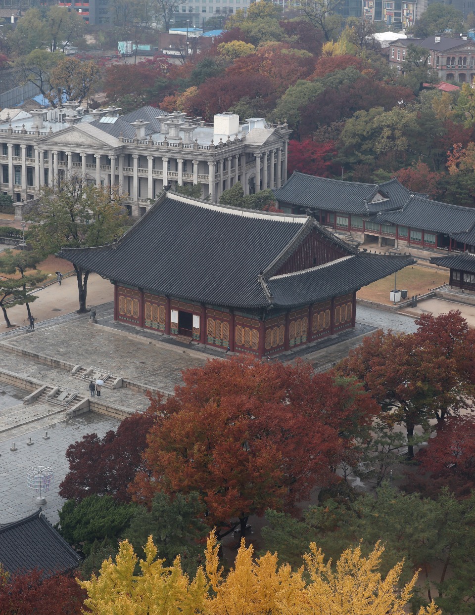 가을비가 조금 내린 15일 오후, 서울 중구 덕수궁에 단풍이 점점 갈색으로 변하고 있다. 
